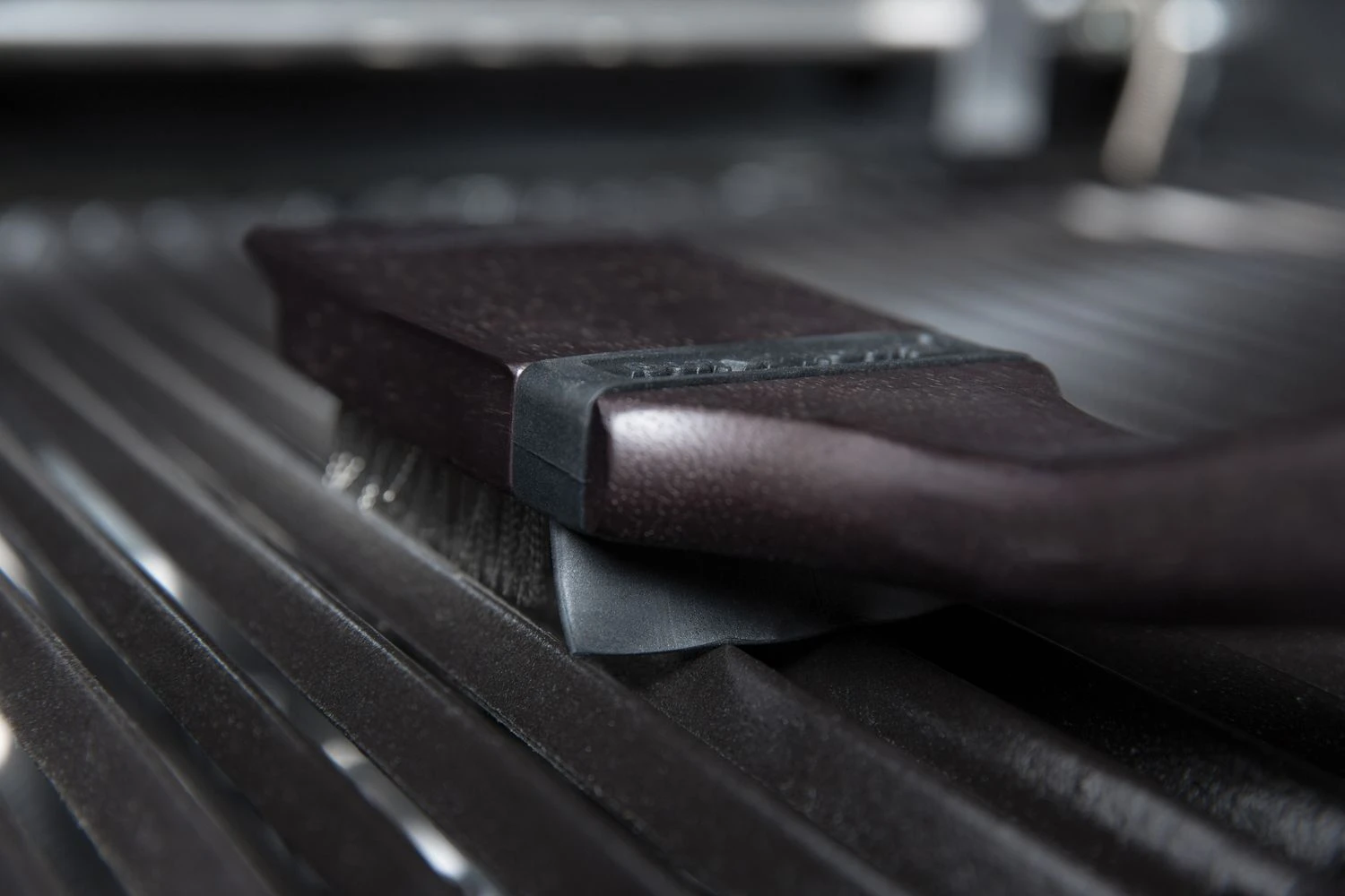 Broil King Holz Grillbürste 47cm Mit Edelstahlborsten + Spritzschutz 6 Broil King Holz Grillbürste 47cm Mit Edelstahlborsten + Spritzschutz – Bild 4