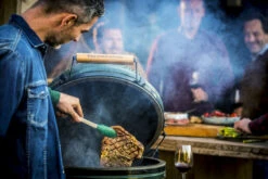 Big Green Egg Large Keramikgrill Starter - Paket 41 Big Green Egg Large Keramikgrill Starter - Paket -Barbecue Serien Geschäft Big Green Egg Keramikgrill Premium Deckelgriff Logo