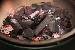 Big Green Egg Holzkohle Wildfire 5 Kg Karton - Kräuterbaum 7 Big Green Egg Holzkohle Wildfire 5 Kg Karton - Kräuterbaum -Barbecue Serien Geschäft Big Green Egg Wildfire Aroma Holzkohle abbrand