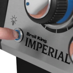 Broil King Imperial 590 IR Black Gasgrill - Modell 2023 - SMART Deal Inkl. Grillfürst Grill Control 27 Broil King Imperial 590 IR Black Gasgrill - Modell 2023 - SMART Deal Inkl. Grillfürst Grill Control -Barbecue Serien Geschäft Broil King Imperial 590 IR Beleuchtung Knopf