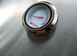 BULL Diablo - Gasgrill Mit Infrarot Backburner Und Rotisserie 13 BULL Diablo - Gasgrill Mit Infrarot Backburner Und Rotisserie -Barbecue Serien Geschäft Bull Diablo Grillstation Thermometer Detail 62648CEBU Stand