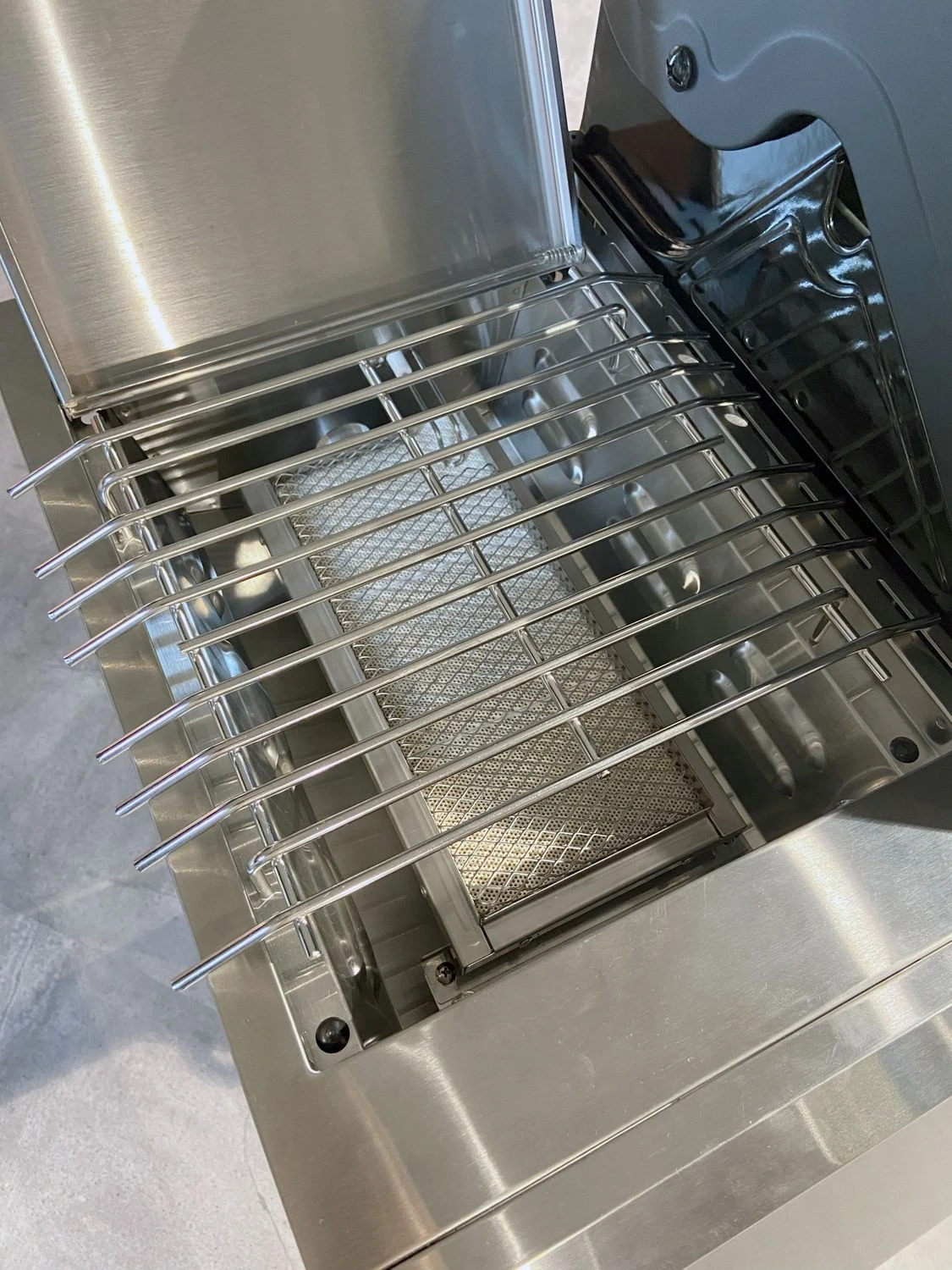 Grillfürst G521E 5-Brenner Edelstahl-Gasgrill Mit Hochtemperaturbrenner, Heckbrenner Und Edelstahl Rosten - X-DEAL Inkl. Zubehörpaket 9 Grillfürst G521E 5-Brenner Edelstahl-Gasgrill Mit Hochtemperaturbrenner, Heckbrenner Und Edelstahl Rosten - X-DEAL Inkl. Zubehörpaket – Bild 7