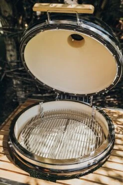 Monolith Grill LeCHEF PRO-Serie 2.0 Schwarz - MIT Gestell Und Seitentischen 15 Monolith Grill LeCHEF PRO-Serie 2.0 Schwarz - MIT Gestell Und Seitentischen -Barbecue Serien Geschäft Monolith Le Chef Deckel offen Keramikgrill 1