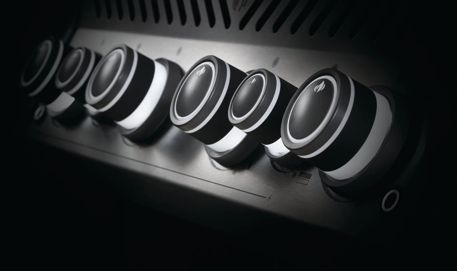 Napoleon Rogue SE 525 Gasgrill - All-black - Grillfürst Edition Inkl. Abdeckhaube - SMART Deal Inkl. Grillfürst Grill Control - Modell 2022 12 Napoleon Rogue SE 525 Gasgrill - All-black - Grillfürst Edition Inkl. Abdeckhaube - SMART Deal Inkl. Grillfürst Grill Control - Modell 2022 – Bild 10