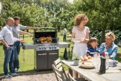 Napoleon Prestige 500 Gasgrill, Charcoal Grau - Mit Safety Glow - X-DEAL Inkl. Grillthermometer, Schneidebrett Und Windschild Für SIZZLE ZONE -Barbecue Serien Geschäft Napoleon Prestige 500 grau p500grey lifestyle 1