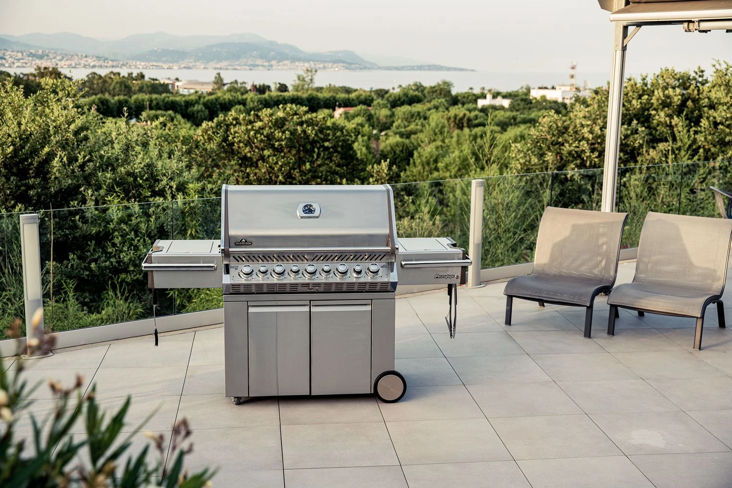 Napoleon Prestige Pro 665-3 Edelstahl Gasgrill Inkl. Drehspieß - Modell 2023 - SMART Deal Inkl. Grillfürst Grill Control Mit Companion Device Und Einstichthermometer 8 Napoleon Prestige Pro 665-3 Edelstahl Gasgrill Inkl. Drehspieß - Modell 2023 - SMART Deal Inkl. Grillfürst Grill Control Mit Companion Device Und Einstichthermometer – Bild 6
