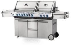 Napoleon Prestige Pro 825-3 Edelstahl Gasgrill Inkl. Drehspieß Und Bodenbeleuchtung - Modell 2023 - SMART Deal Inkl. Grillfürst Grill Control Mit Companion Device Und Einstichthermometer 27 Napoleon Prestige Pro 825-3 Edelstahl Gasgrill Inkl. Drehspieß Und Bodenbeleuchtung - Modell 2023 - SMART Deal Inkl. Grillfürst Grill Control Mit Companion Device Und Einstichthermometer -Barbecue Serien Geschäft Napoleon Prestige Pro 825 Gasgrill seitlich