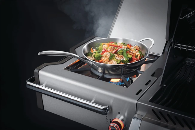 Napoleon Prestige Pro 825-3 Edelstahl Gasgrill Inkl. Drehspieß Und Bodenbeleuchtung - Modell 2023 - SMART Deal Inkl. Grillfürst Grill Control Mit Companion Device Und Einstichthermometer 17 Napoleon Prestige Pro 825-3 Edelstahl Gasgrill Inkl. Drehspieß Und Bodenbeleuchtung - Modell 2023 - SMART Deal Inkl. Grillfürst Grill Control Mit Companion Device Und Einstichthermometer – Bild 15