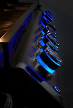 Napoleon Prestige Pro 665-3 Edelstahl Gasgrill Inkl. Drehspieß - Modell 2023 - SMART Deal Inkl. Grillfürst Grill Control Mit Companion Device Und Einstichthermometer 37 Napoleon Prestige Pro 665-3 Edelstahl Gasgrill Inkl. Drehspieß - Modell 2023 - SMART Deal Inkl. Grillfürst Grill Control Mit Companion Device Und Einstichthermometer -Barbecue Serien Geschäft Napoleon Prestige Pro beleuchtere Drehregler blau