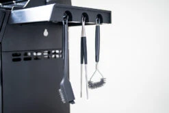 Outdoorchef Dualchef 425 G BZ Gasgrill Mit Blazing Zone Infrarotbrenner + DGS Gusseisen Grillrost 2 Stk.+ DGS Gemüse Grillrost 2 Stk. -Barbecue Serien Geschäft Outdoorchef Dualchef 425G BZ Detail Besteckhalter