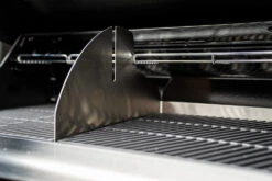 Outdoorchef Dualchef 425 G BZ Gasgrill Mit Blazing Zone Infrarotbrenner + DGS Gusseisen Grillrost 2 Stk.+ DGS Gemüse Grillrost 2 Stk. -Barbecue Serien Geschäft Outdoorchef Dualchef 425G BZ Detail Zone Divider