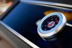 Rösle Videro G2-S VARIO+ Schwarz Gasgrill - FC Bayern Edition -Barbecue Serien Geschäft Roesle FC Bayern Gasgrill Logo Deckelthermometer