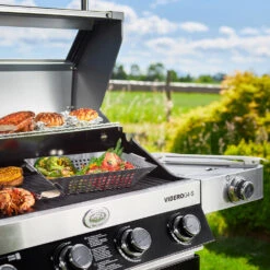 Rösle Gasgrill Videro G4-S VARIO+ Schwarz - Modell 2023 - X-DEAL Inkl. Abdeckhaube, Grillplatte Und Drehspieß 31 Rösle Gasgrill Videro G4-S VARIO+ Schwarz - Modell 2023 - X-DEAL Inkl. Abdeckhaube, Grillplatte Und Drehspieß -Barbecue Serien Geschäft Roesle Gasgrill Videro G4 S Mood Grillflaeche