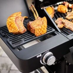 Rösle Gasgrill BBQ-Station Videro G4-S Vario+ Nero Schwarz - Modell 2023 - SMART Deal Inkl. Grillfürst Grill Control 30 Rösle Gasgrill BBQ-Station Videro G4-S Vario+ Nero Schwarz - Modell 2023 - SMART Deal Inkl. Grillfürst Grill Control -Barbecue Serien Geschäft Roesle Videro G4 S Vario NERO Primezone Gussrost