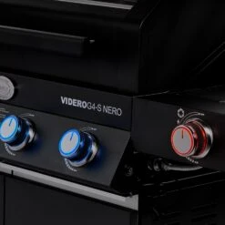 Rösle Gasgrill BBQ-Station Videro G4-S Vario+ Nero Schwarz - Modell 2023 - SMART Deal Inkl. Grillfürst Grill Control 26 Rösle Gasgrill BBQ-Station Videro G4-S Vario+ Nero Schwarz - Modell 2023 - SMART Deal Inkl. Grillfürst Grill Control -Barbecue Serien Geschäft Roesle Videro G4 S Vario NERO matt schwarz beleuchtet
