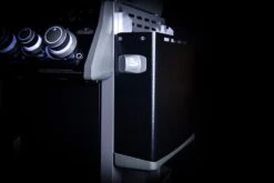 Napoleon Rogue SE 525 Gasgrill - All-black - Grillfürst Edition Inkl. Abdeckhaube - SMART Deal Inkl. Grillfürst Grill Control - Modell 2022 31 Napoleon Rogue SE 525 Gasgrill - All-black - Grillfürst Edition Inkl. Abdeckhaube - SMART Deal Inkl. Grillfürst Grill Control - Modell 2022 -Barbecue Serien Geschäft Seitenablage abgeklappt all black