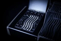 Napoleon Rogue SE 525 Gasgrill - All-black - Grillfürst Edition Inkl. Abdeckhaube - SMART Deal Inkl. Grillfürst Grill Control - Modell 2022 26 Napoleon Rogue SE 525 Gasgrill - All-black - Grillfürst Edition Inkl. Abdeckhaube - SMART Deal Inkl. Grillfürst Grill Control - Modell 2022 -Barbecue Serien Geschäft Sizzle Zone All Black