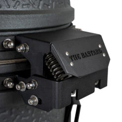 The Bastard Keramikgrill VX Medium - Complete - Schwarz Matt - Modell 2023 20 The Bastard Keramikgrill VX Medium - Complete - Schwarz Matt - Modell 2023 -Barbecue Serien Geschäft The Bastard VX Medium Detail Deckelschanier