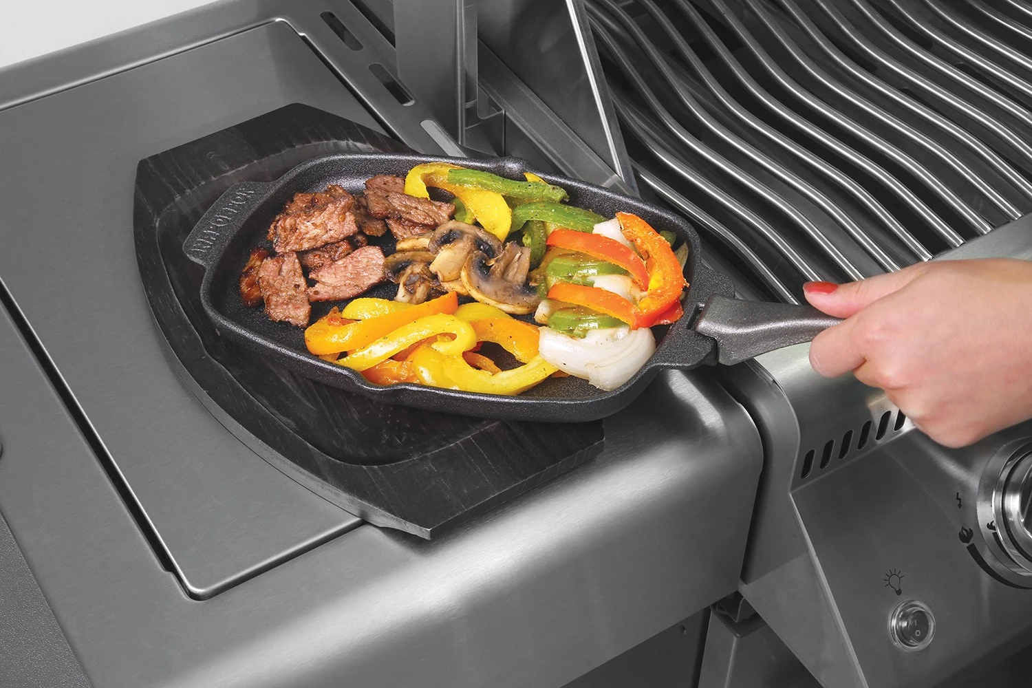 Napoleon Gusseiserne Pfanne Mit Holz Untersetzer - Auslaufartikel 2 Napoleon Gusseiserne Pfanne Mit Holz Untersetzer - Auslaufartikel