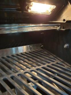 Outdoorchef Dualchef S 425 G Edelstahl Gasgrill Mit Seitenkocher + Blazing Zone Infrarotbrenner + DGS Gusseisen Grillrost 2 Stk. + DGS Gemüse Grillrost 2 Stk. 26 Outdoorchef Dualchef S 425 G Edelstahl Gasgrill Mit Seitenkocher + Blazing Zone Infrarotbrenner + DGS Gusseisen Grillrost 2 Stk. + DGS Gemüse Grillrost 2 Stk. -Barbecue Serien Geschäft outdoorchef dualchef beleuchtung