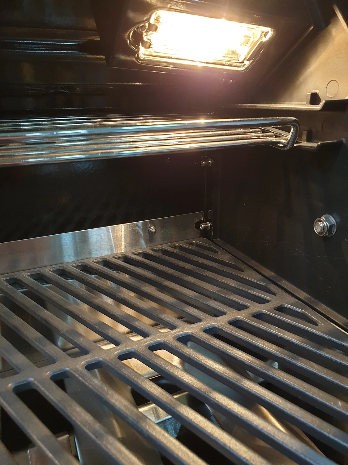 Outdoorchef Dualchef S 425 G Edelstahl Gasgrill Mit Seitenkocher + Blazing Zone Infrarotbrenner + DGS Gusseisen Grillrost 2 Stk. + DGS Gemüse Grillrost 2 Stk. 7 Outdoorchef Dualchef S 425 G Edelstahl Gasgrill Mit Seitenkocher + Blazing Zone Infrarotbrenner + DGS Gusseisen Grillrost 2 Stk. + DGS Gemüse Grillrost 2 Stk. – Bild 5